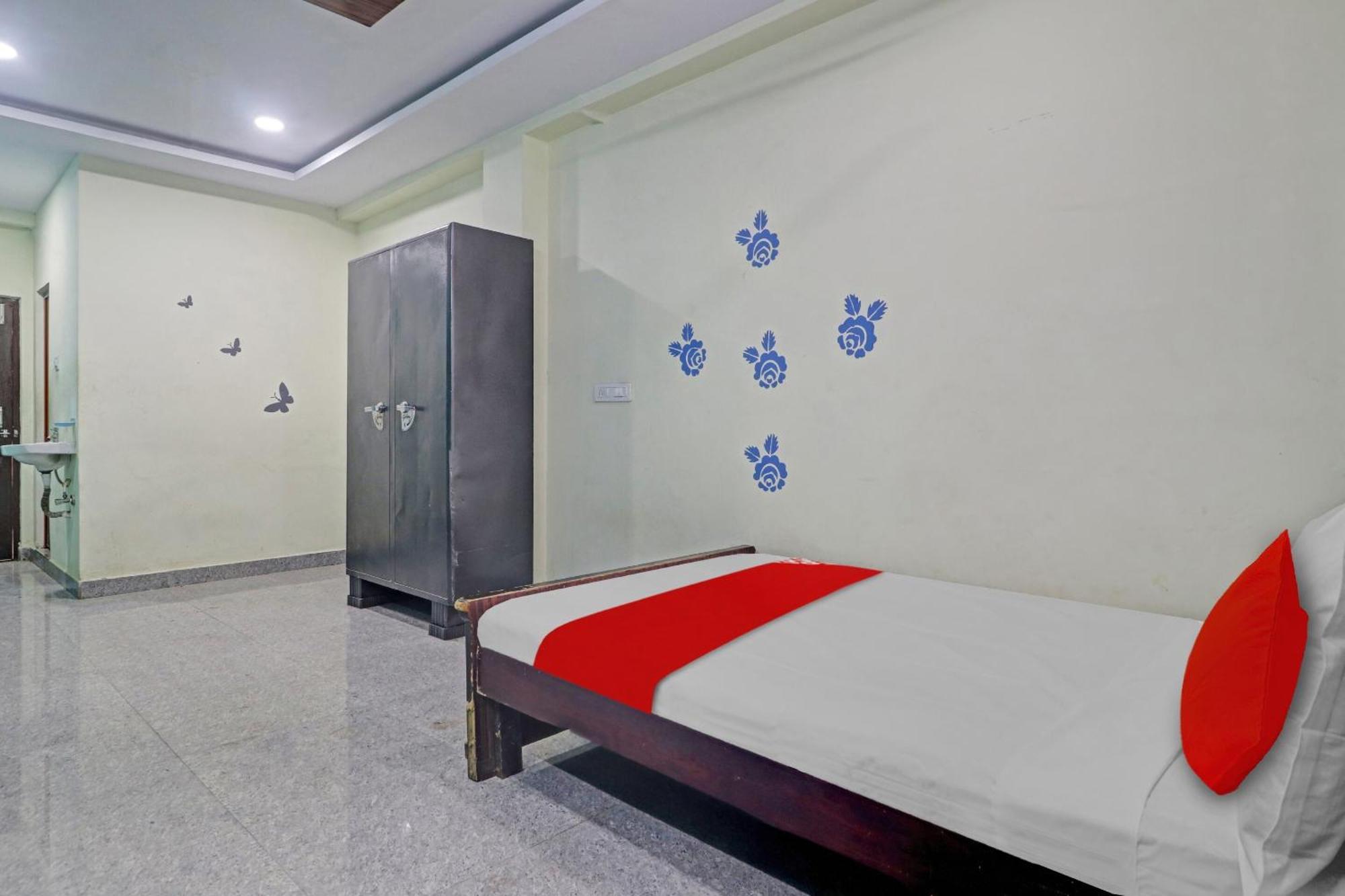 Oyo Flagship 81051 Sri Sai Manikanta Hotel Hyderabad Ngoại thất bức ảnh